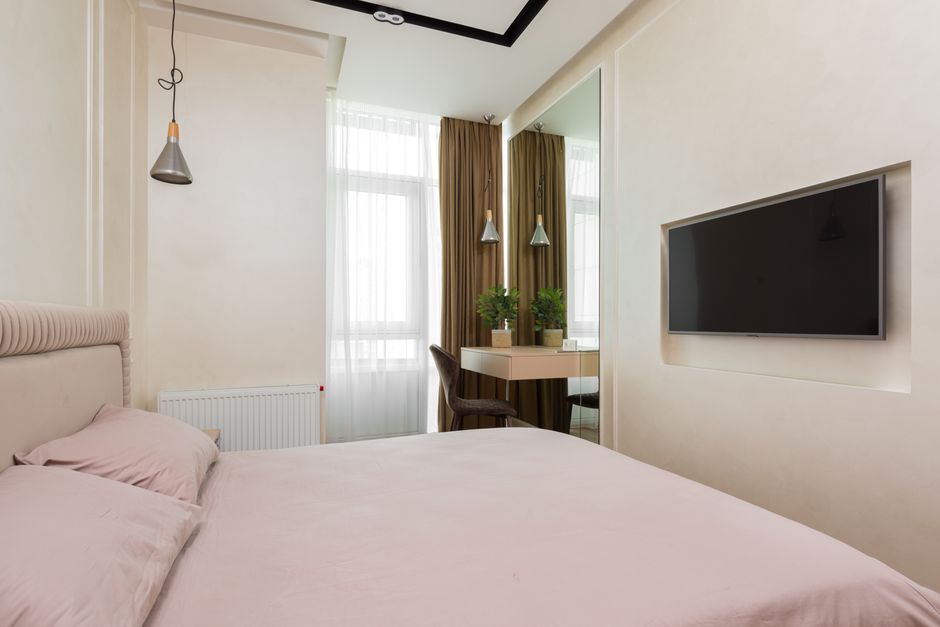 Petite chambre aménagée et lumineuse