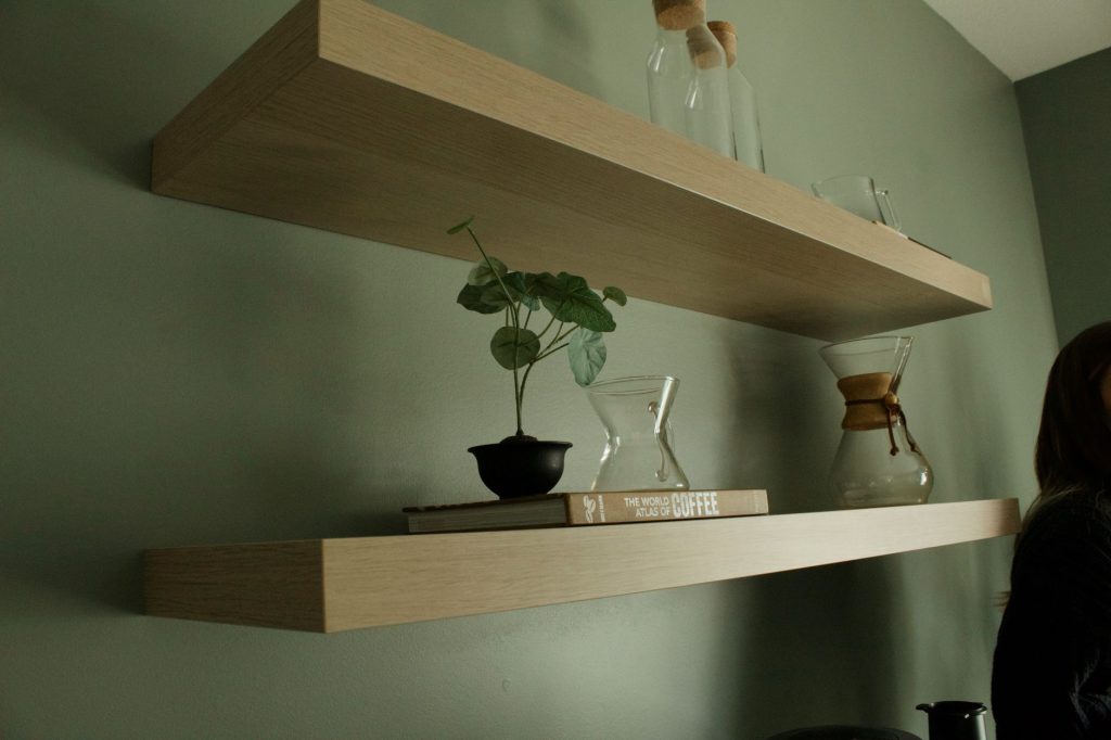 Étagères murales au-dessus d un lit pour ranger livres et objets