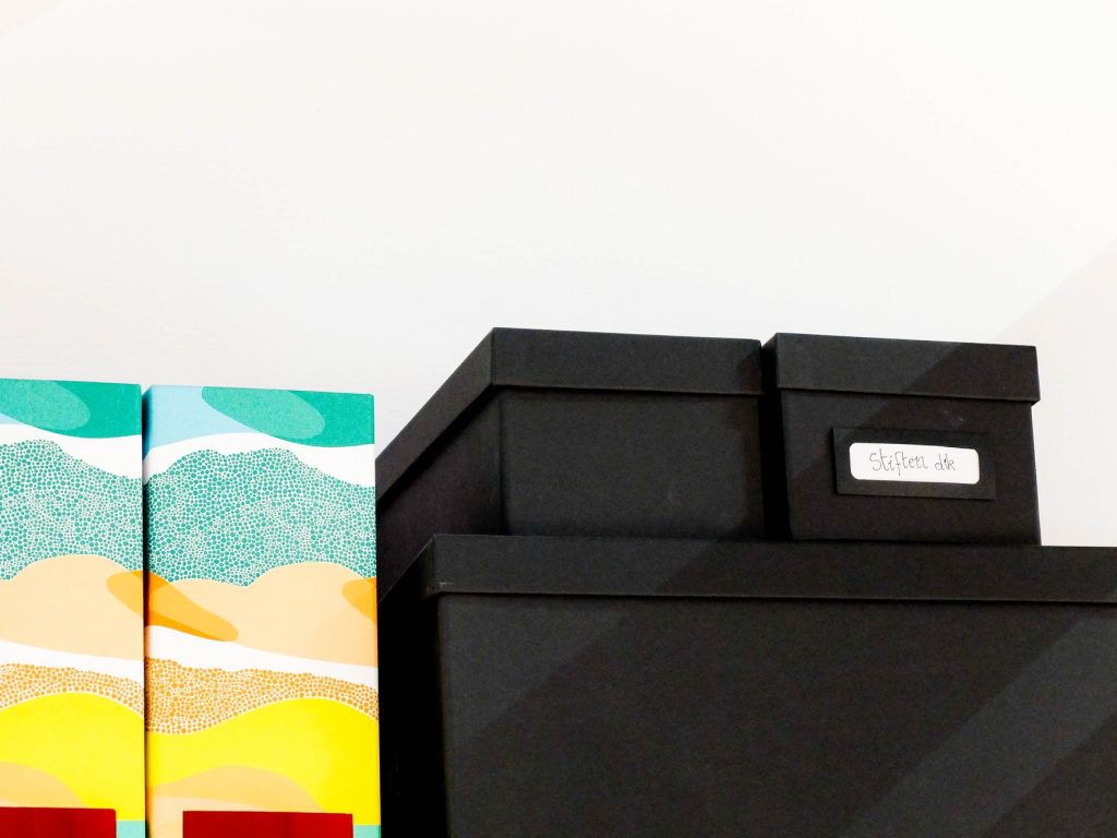 Boîtes et paniers de rangement organisés sur une étagère