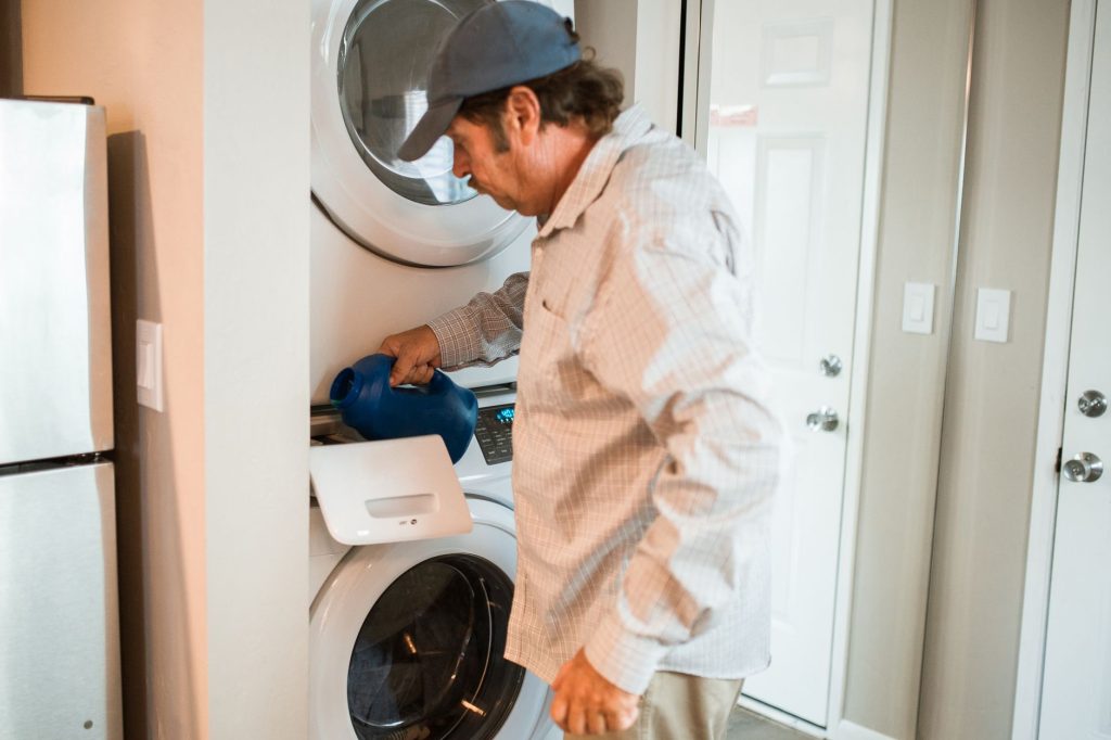 Lave-linge et sèche-linge superposés dans une buanderie pour gagner de la place au sol