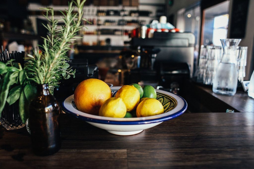 Bol de citrons frais sur un plan de travail de cuisine pour neutraliser les odeurs