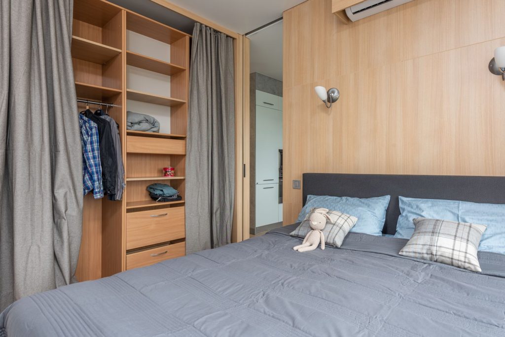 Chambre bien rangée et lumineuse avec rangements optimisés