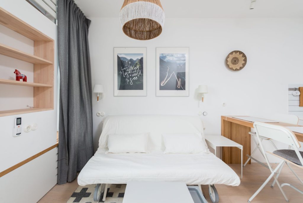 Bureau mural compact avec étagères dans un petit espace lumineux