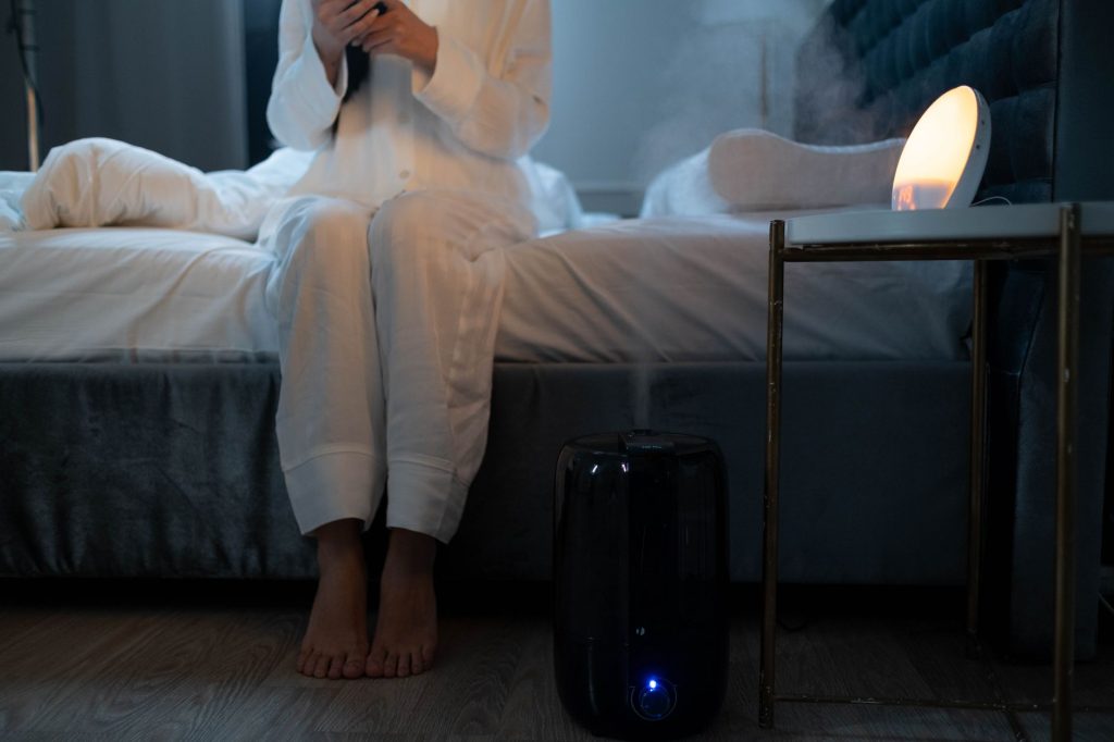 Humidificateur d air électrique diffusant une fine brume dans une pièce