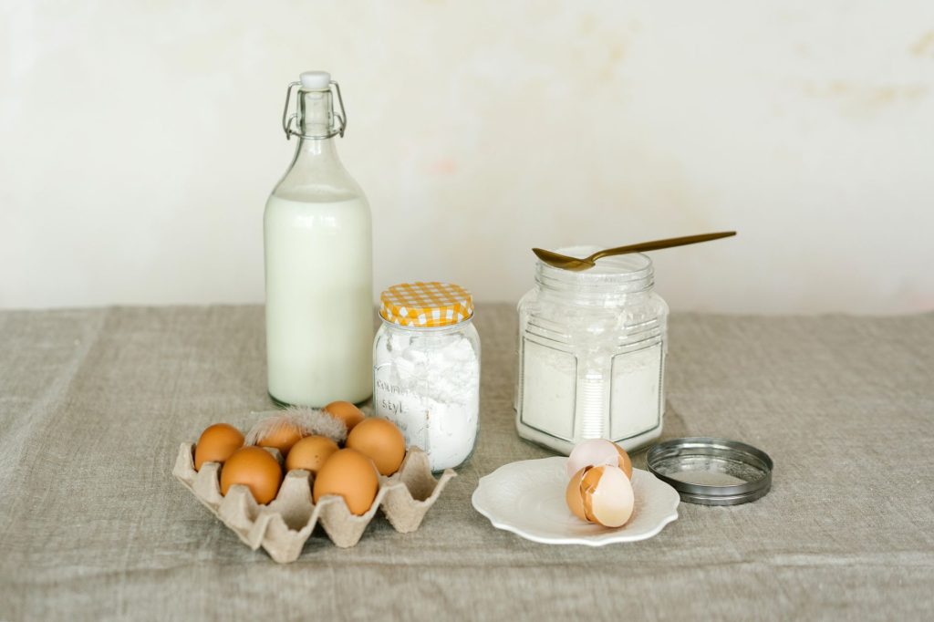 Bicarbonate de soude dans un bol pour absorber les mauvaises odeurs de la maison