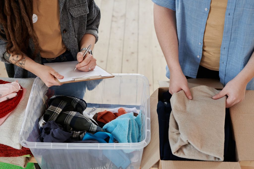 Tri de vêtements et pliage pour désencombrer une armoire