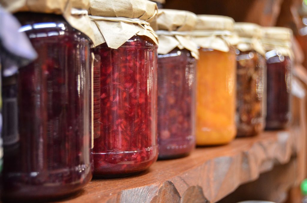 Bocaux de confiture maison alignés sur une étagère de garde-manger