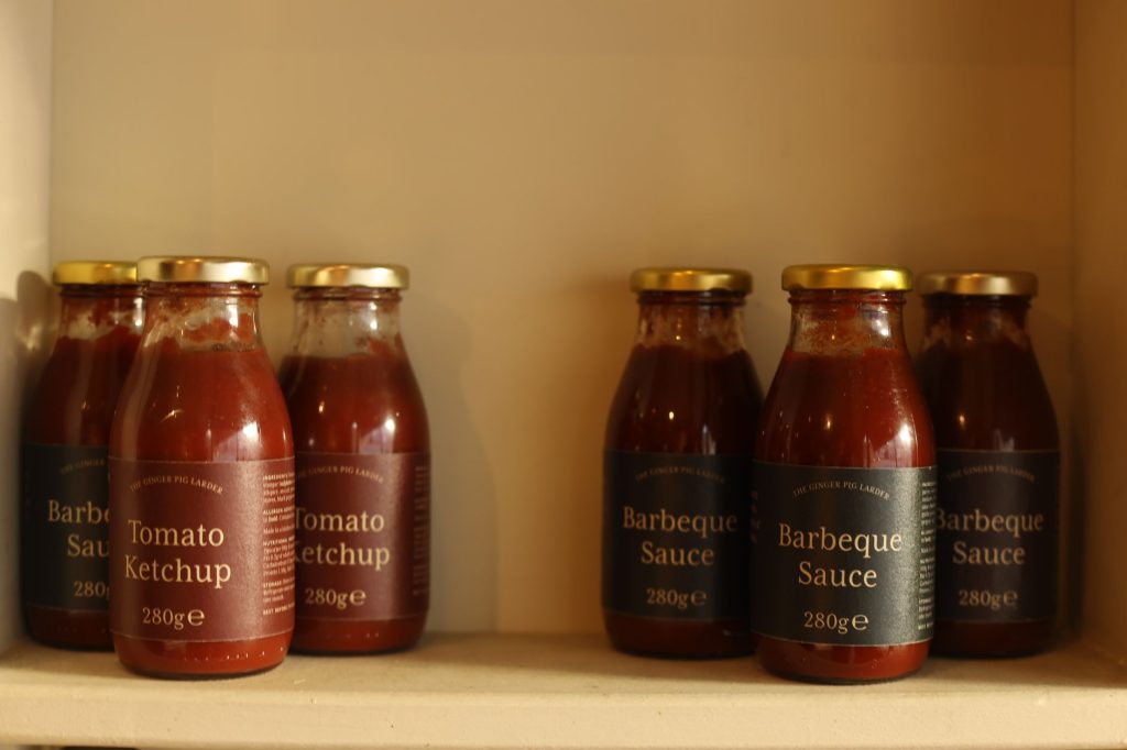 Bocaux en verre remplis de sauce tomate maison