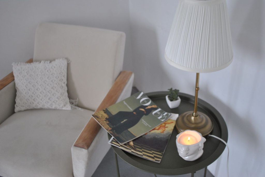 Lampe à poser allumée dans un coin lecture