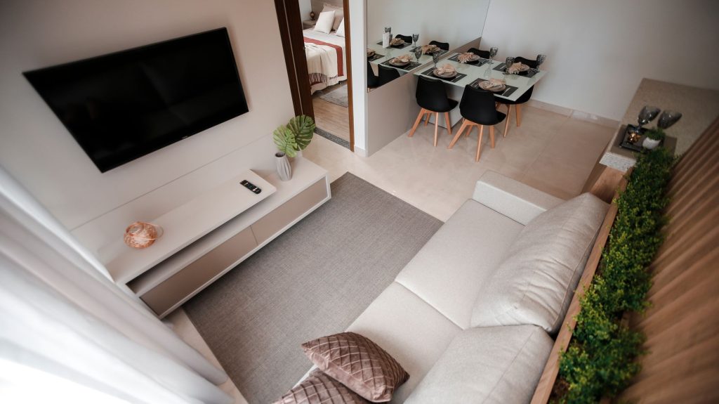 Télévision fixée au mur dans un salon épuré et lumineux
