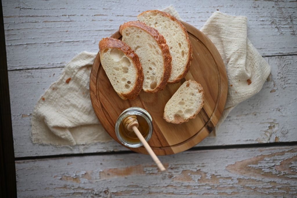 Tranches de pain rassis posées sur une planche en bois dans une cuisine