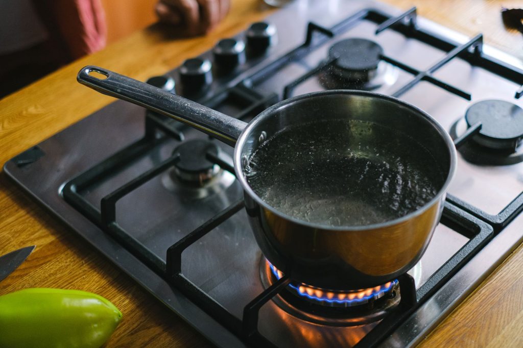 Grande casserole d'eau bouillante sur la plaque pour stériliser des bocaux