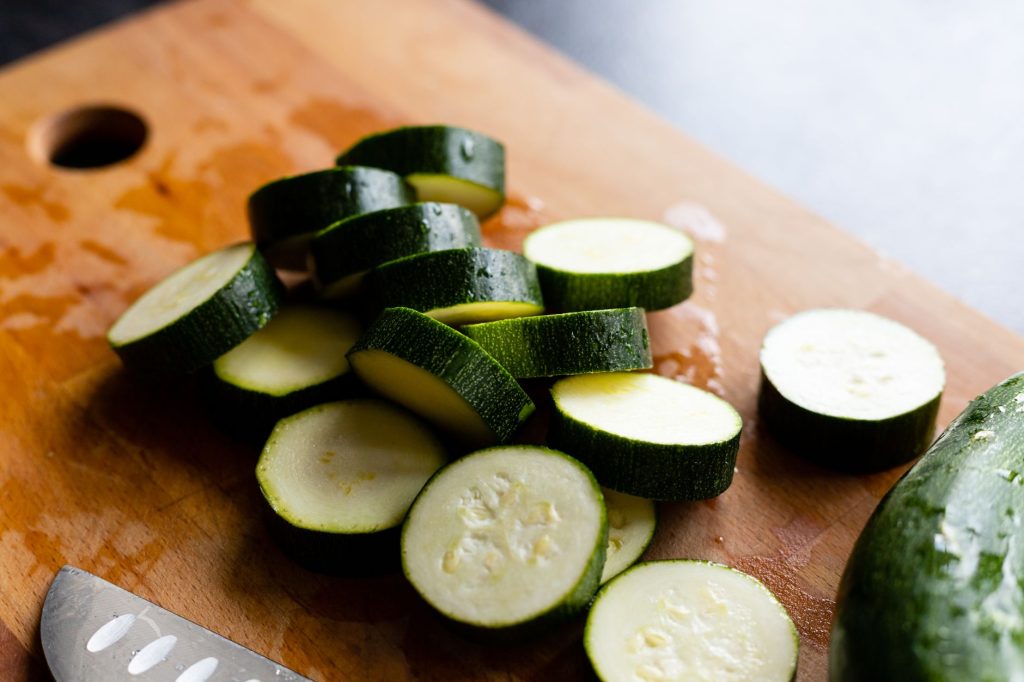 Courgettes fraîches coupées en rondelles sur une planche à découper