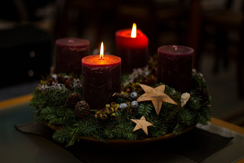 Bougies allumées et lumière chaude dans un salon décoré pour Noël