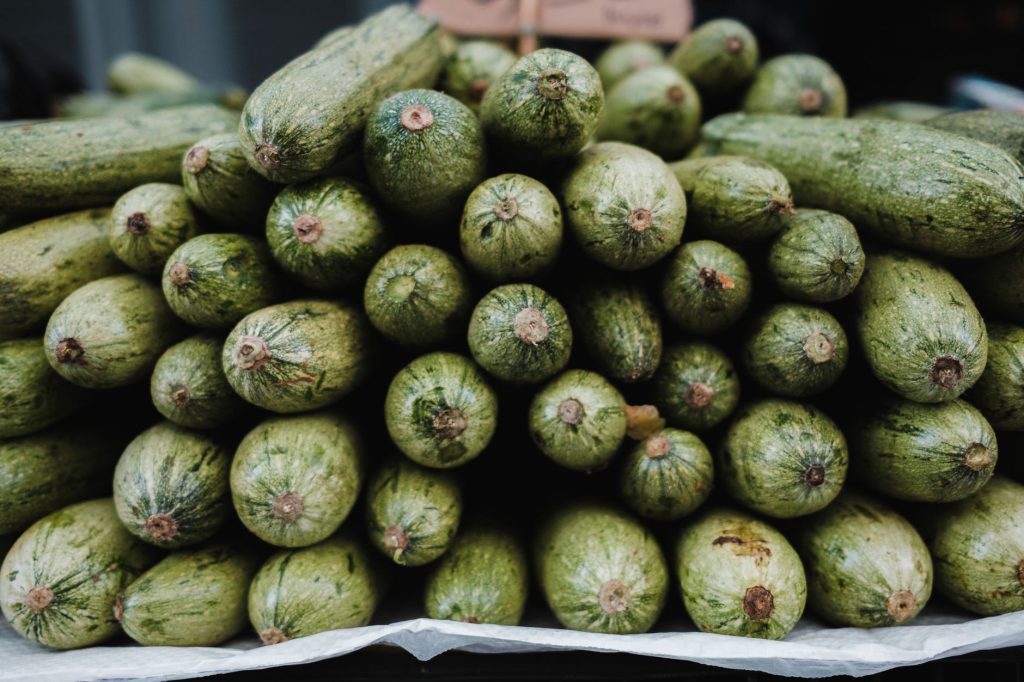 Courgettes fraîches empilées sur un étal de marché