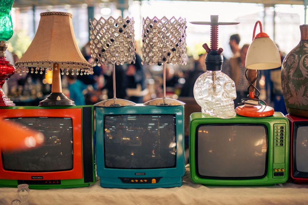 Meubles et objets d occasion exposés sur un stand de brocante