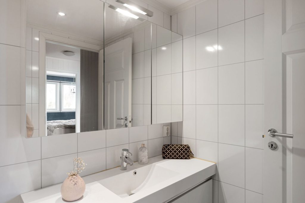 Appliques placées de part et d autre du miroir de salle de bain