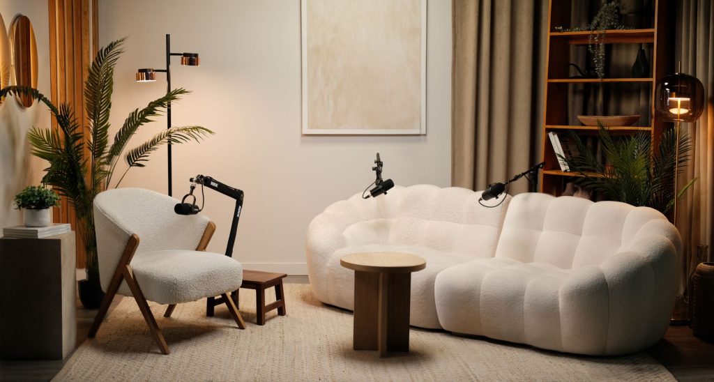 Fauteuil en tissu texturé et mobilier en bois naturel dans un salon