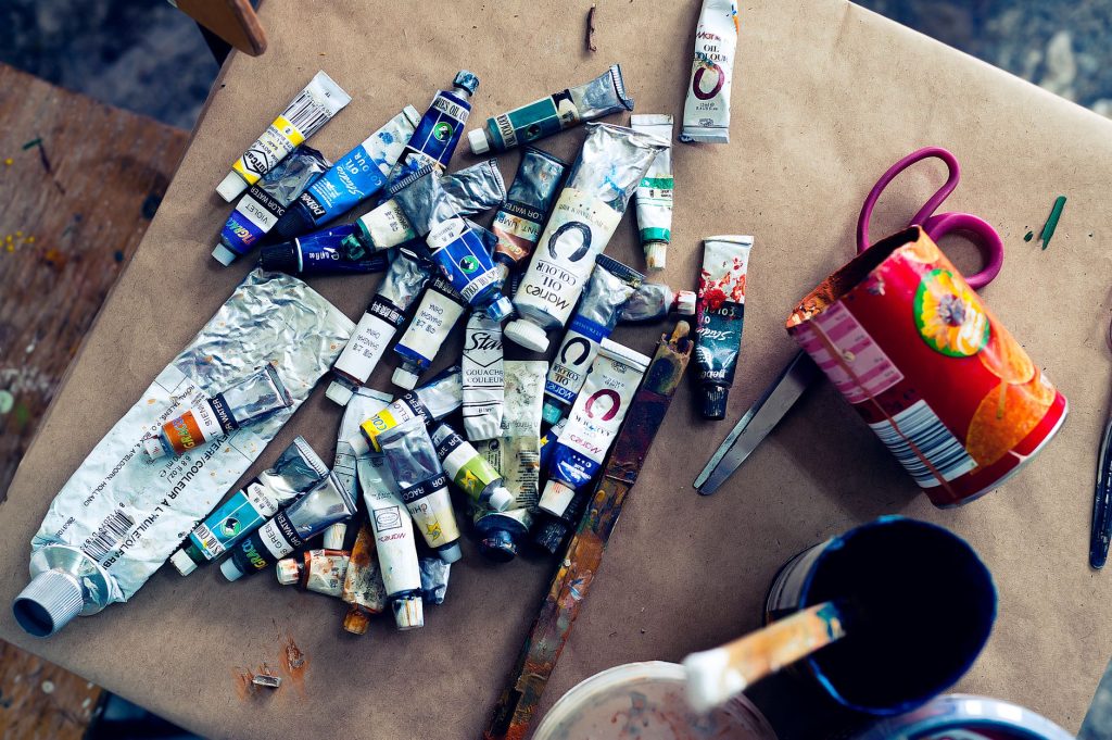Application de peinture au rouleau sur un mur intérieur clair