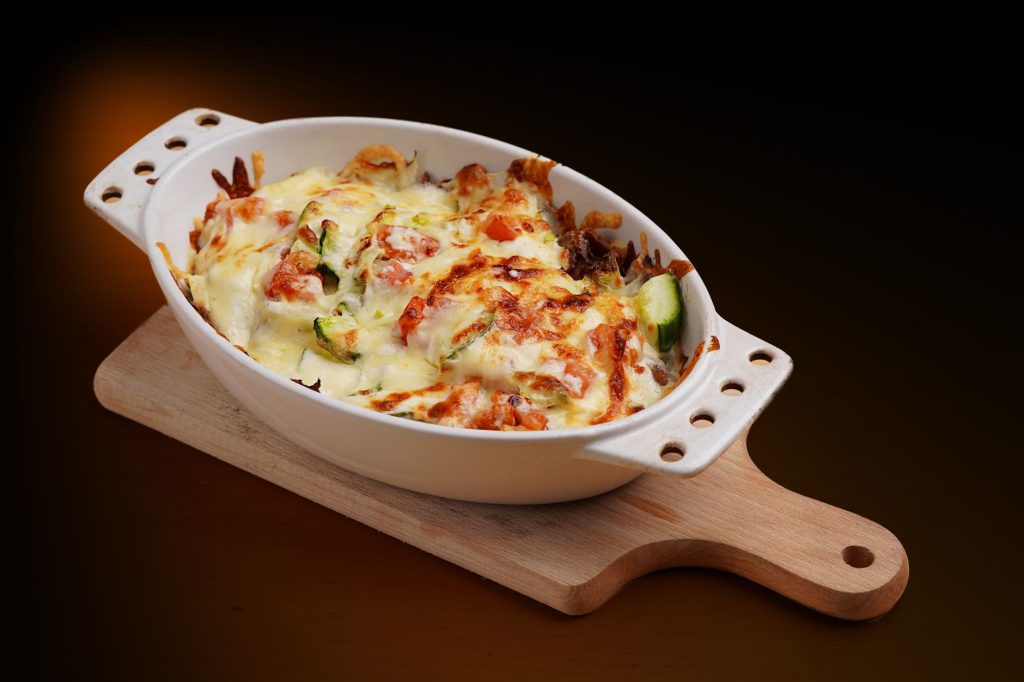 Gratin de légumes doré dans un plat allant au four