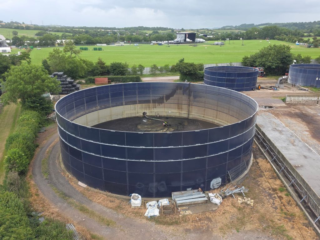 Grande cuve de stockage d’eau installée dans un jardin