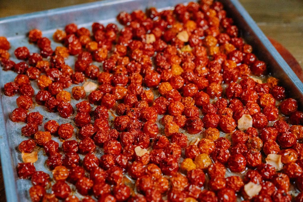 Tomates coupées en deux et rôties sur une plaque de four