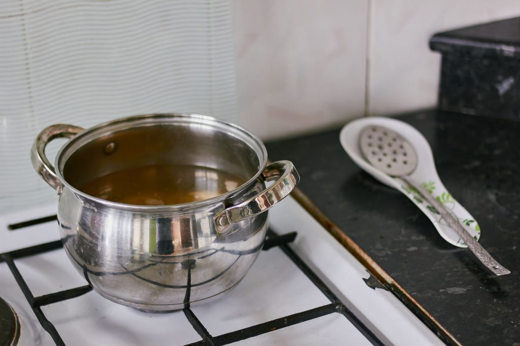 Casserole de soupe de légumes en cours de cuisson sur une plaque