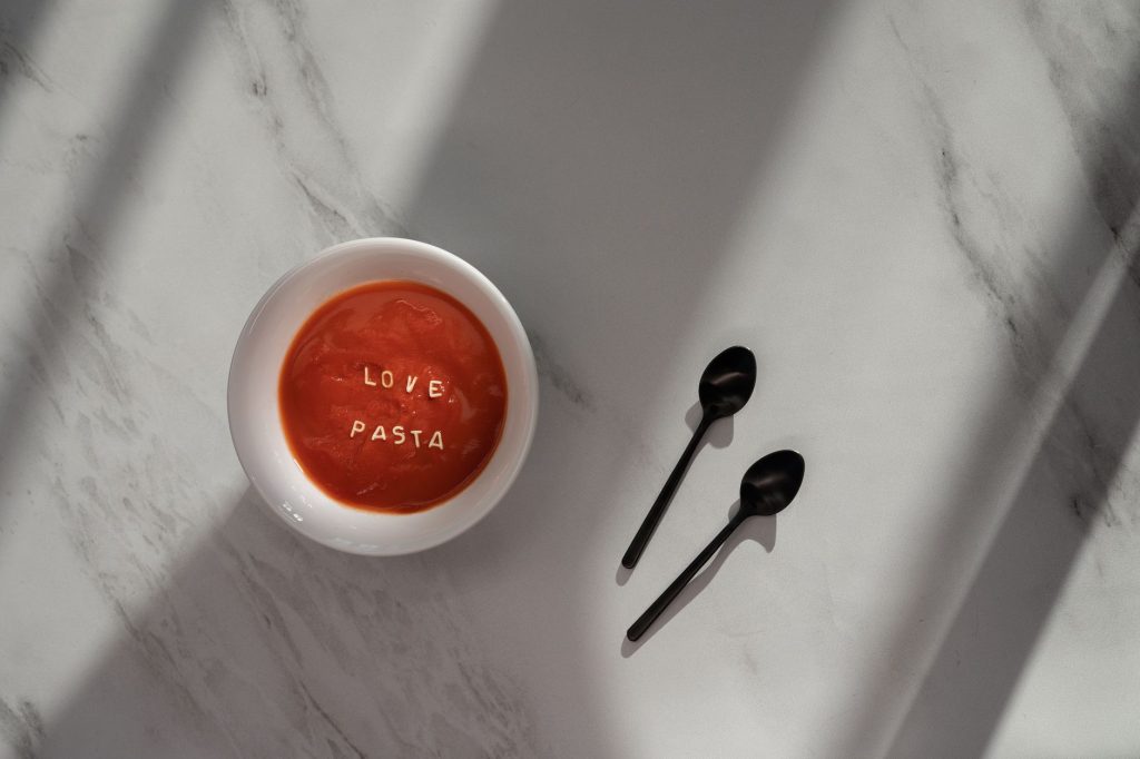 Bol de soupe épaisse servi avec du pain de campagne