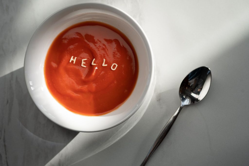 Bol de gaspacho de tomates servi frais