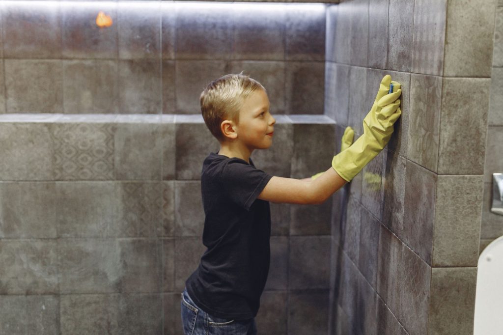 Carrelage de salle de bain emaille propre avant application du silicone sanitaire