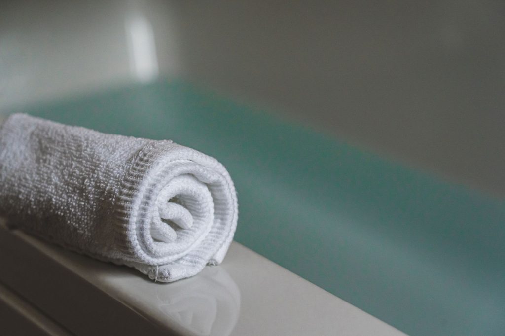 Ruban de masquage pose de chaque cote du joint de baignoire pour des bords nets