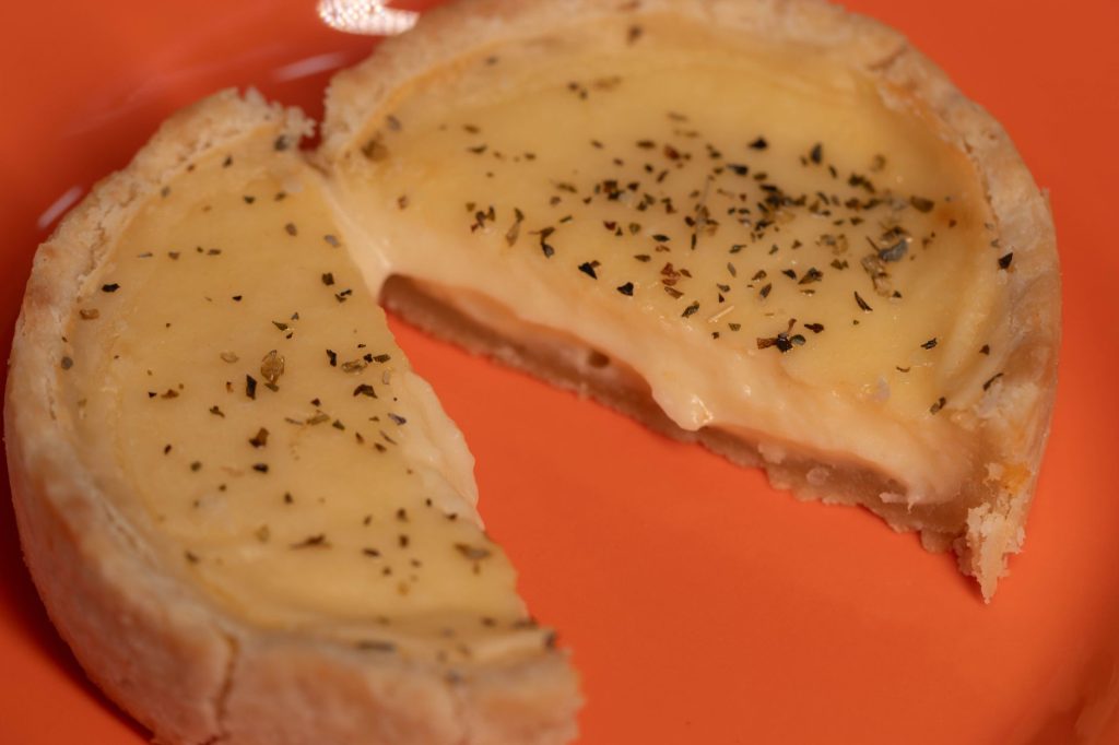 Fond de tarte cuit à blanc, doré uniformément et prêt à être garni
