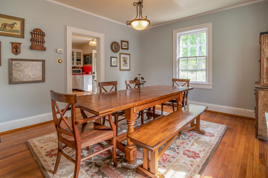 Tapis sous une table à manger en bois avec chaises