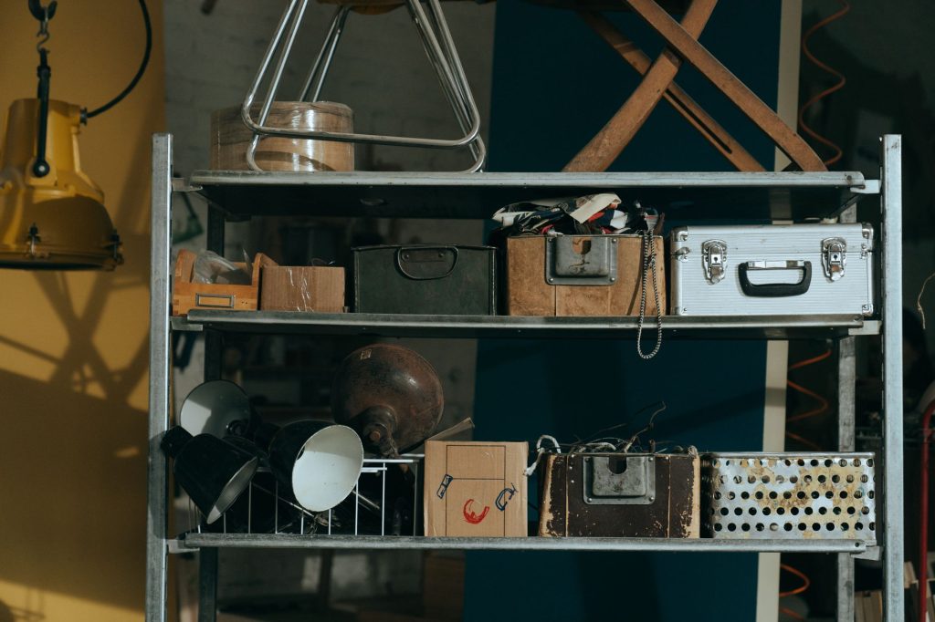 Objets déco vintage chinés posés sur une étagère