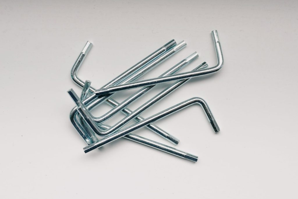 Outils pour monter un meuble en kit : clé Allen, embouts et visserie triée