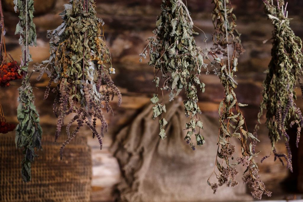 Bouquets d herbes aromatiques suspendus tete en bas pour le sechage