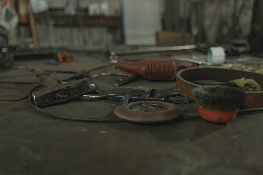 Outils de bricolage sur un établi avec perceuse
