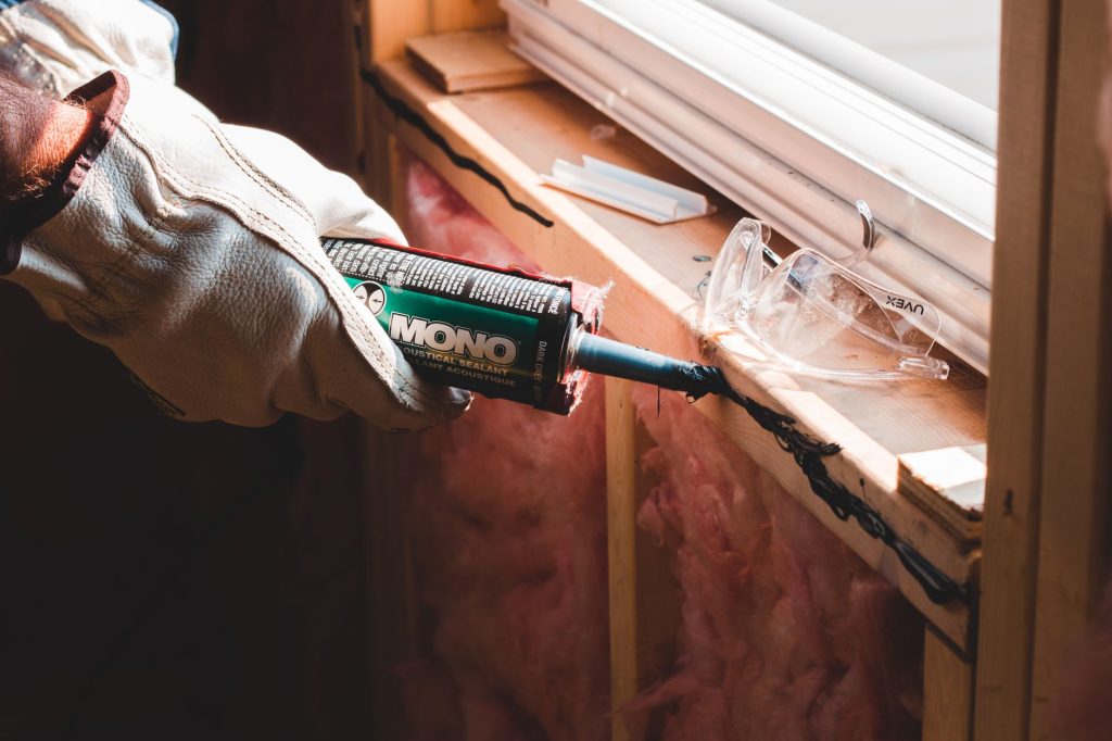 Pistolet a mastic et cartouche de silicone sanitaire pour refaire un joint de salle de bain