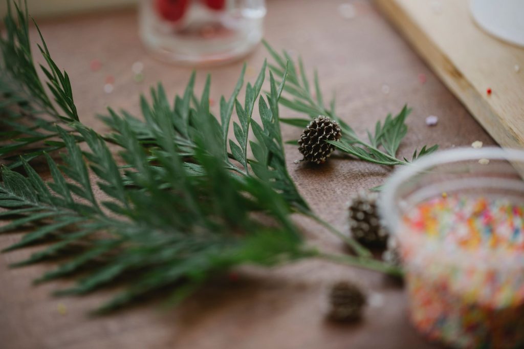 Décoration de table avec branches de sapin et éléments naturels