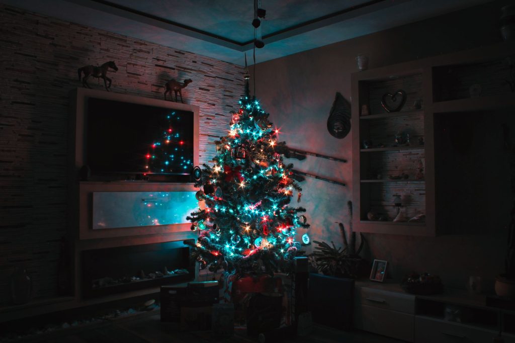 Sapin de Noël décoré dans un salon
