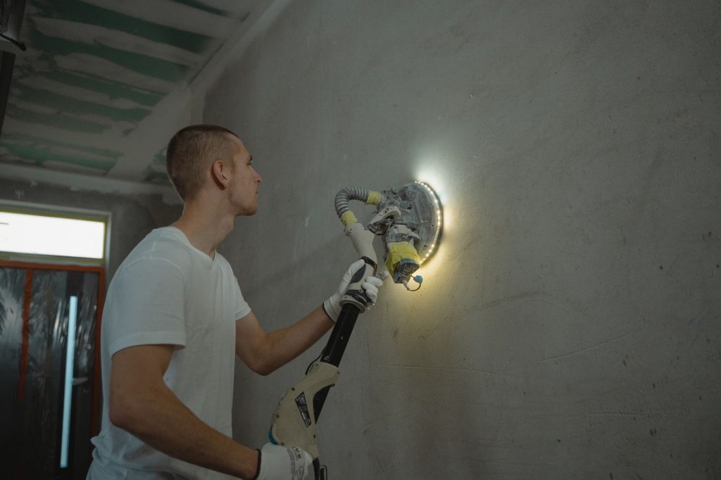 Préparation et ponçage d'un mur avant peinture