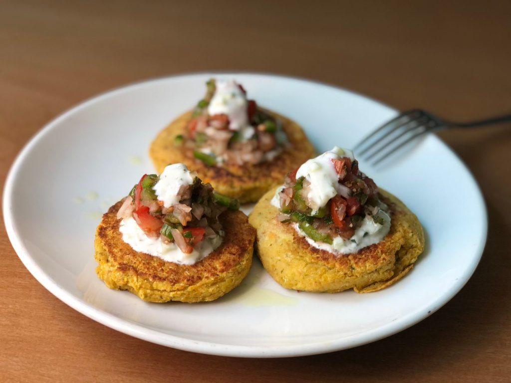 Galettes de courgettes en train de dorer dans une poêle