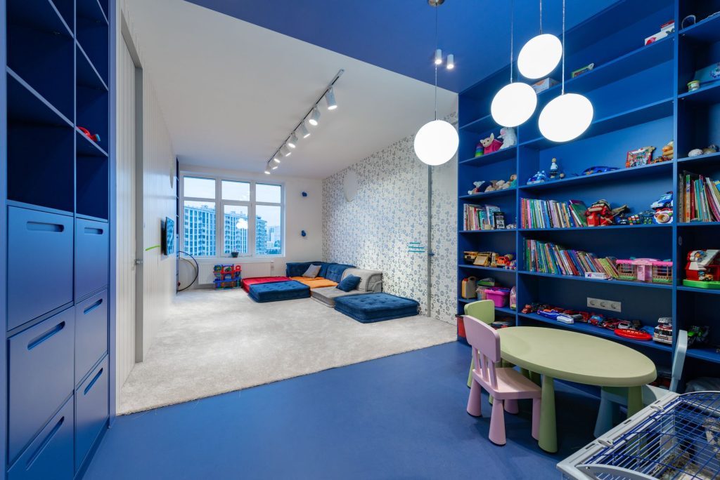 Etageres et rangements accessibles dans une chambre d'enfant