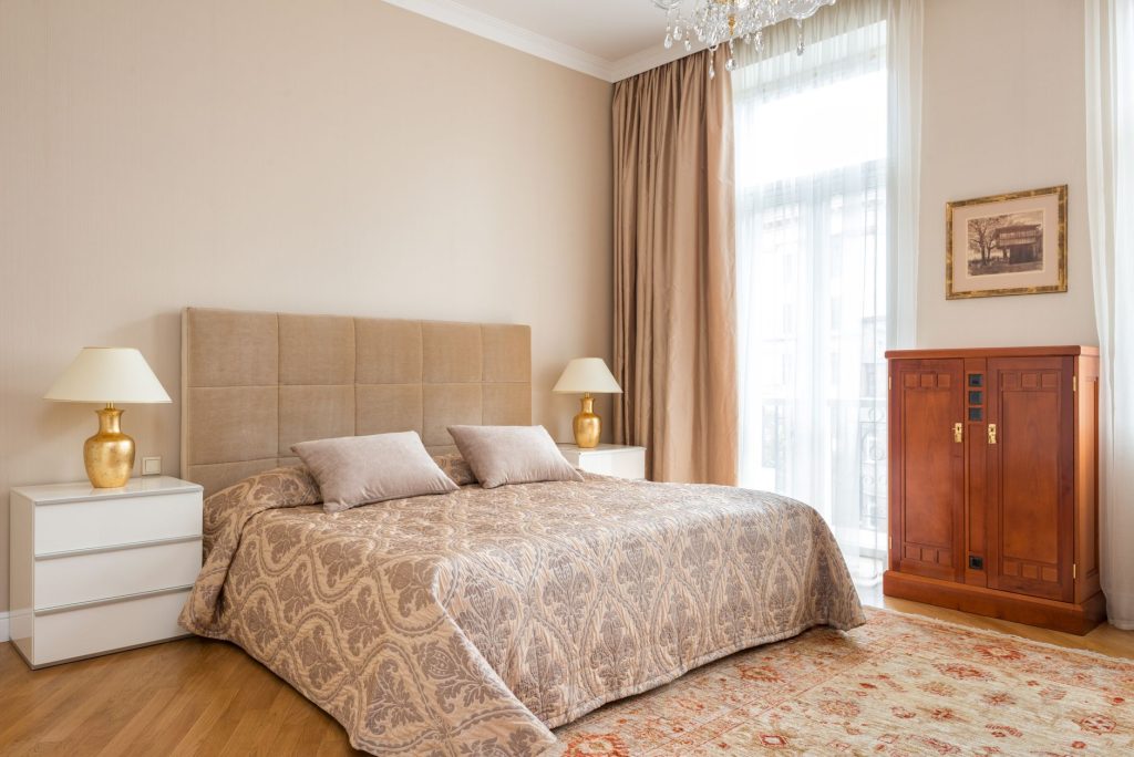 Tapis moelleux posé le long d un lit dans une chambre