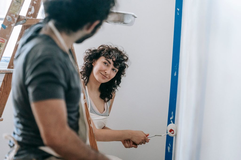 Application de peinture au rouleau sur un mur intérieur