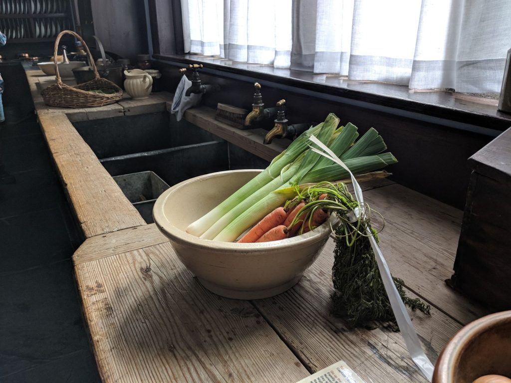 Poireaux, carottes et légumes racines d hiver posés sur un plan de travail