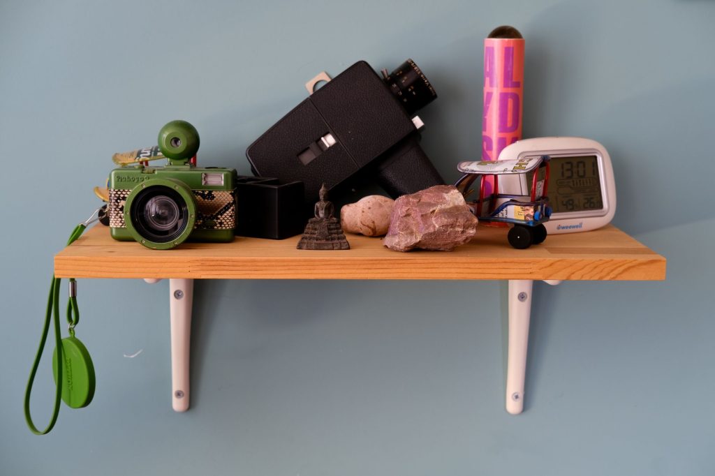 Etagère en bois fixée au mur avec système de fixation dissimulé