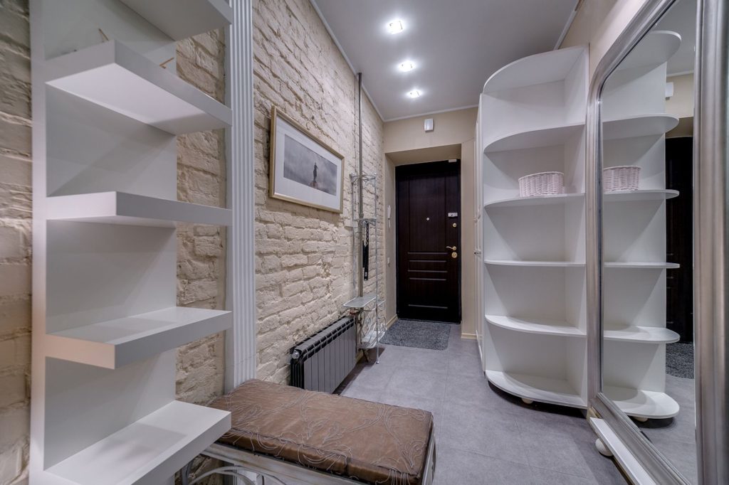Étagères murales et rangements verticaux dans un petit appartement