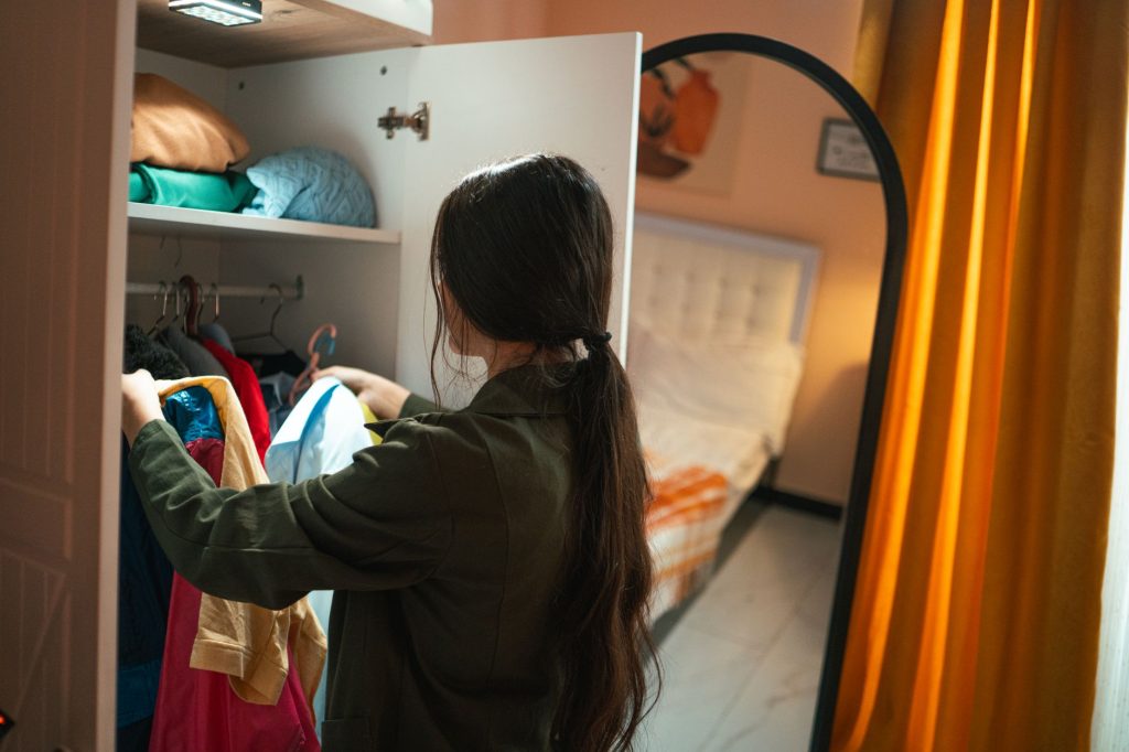 Petite chambre optimisée avec dressing ouvert intégré et rangements astucieux