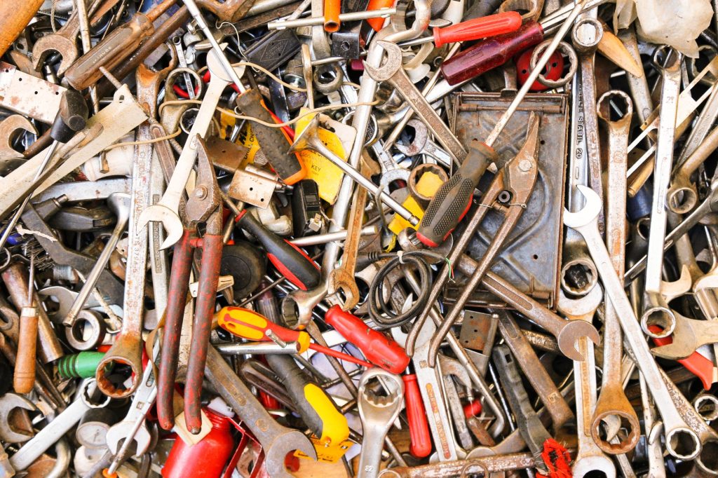 Outils de plomberie necessaires pour reparer une chasse d’eau : tournevis et cle a molette